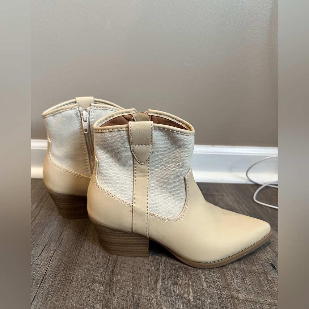 UNIVERSAL THREAD - Cream Cowboy Boots